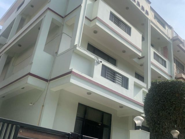 Noida sector 40 3BHK leaf finished rent