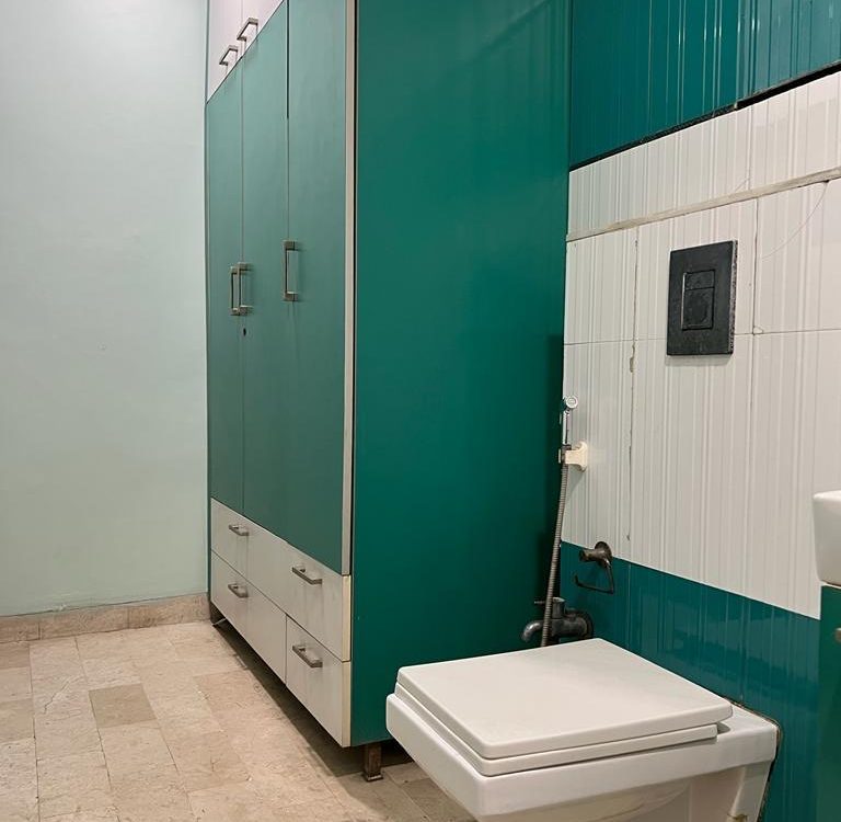 Noida sector 40 3BHK leaf finished rent