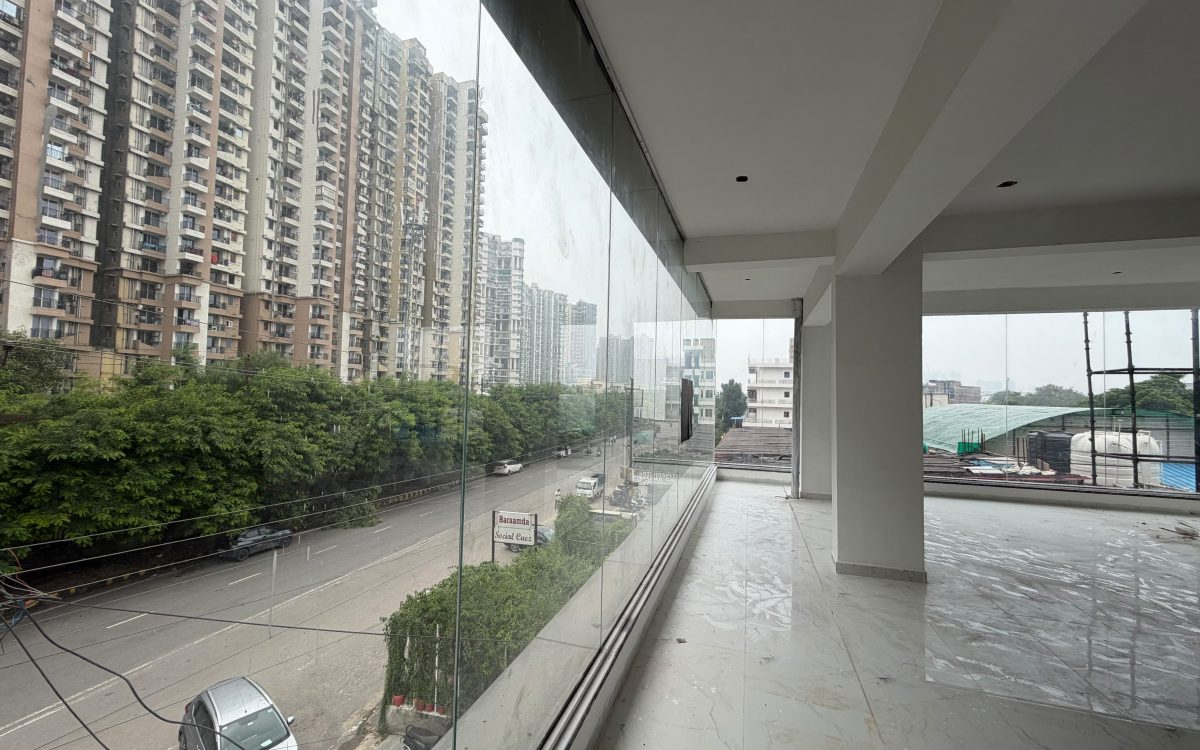 Gaur City Noida extension commercial space available