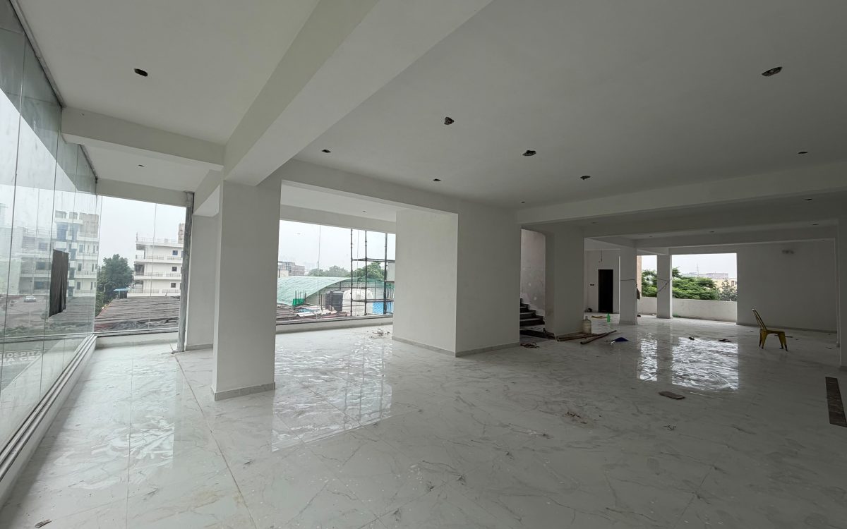 Gaur City Noida extension commercial space available
